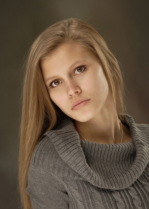 High School Senior Girl Closeup In Gray Sweater Cleary Creative Photography 