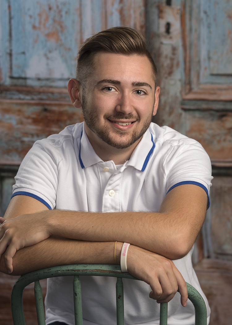 high school senior portrait of boy with golf club by Dan Cleary of Cleary Creative Photography in Dayton Ohio