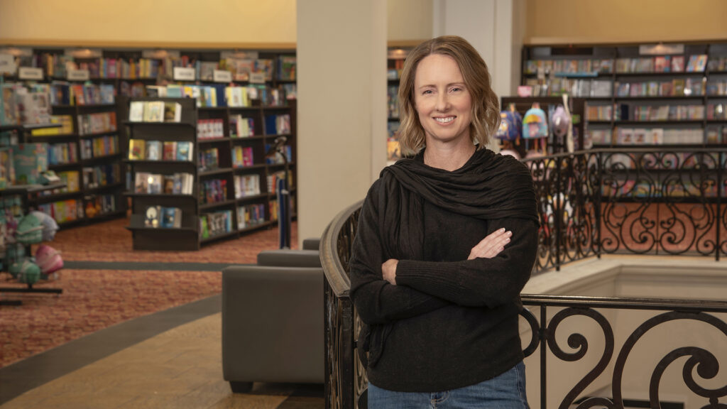 PR Portrait of a woman in a bookstore